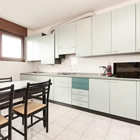 Colourful Flat Borgo Roma Apartment