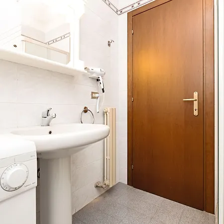 Colourful Flat Borgo Roma Apartment *