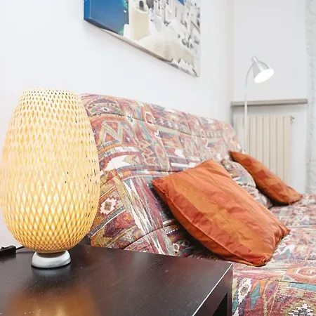 Apartment Colourful Flat Borgo Roma