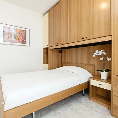 Colourful Flat Borgo Roma Apartment