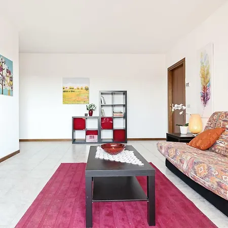 Colourful Flat Borgo Roma Apartment
