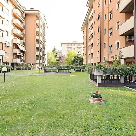 Colourful Flat Borgo Roma Apartment