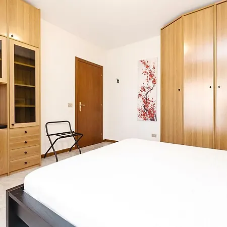 Apartment Colourful Flat Borgo Roma